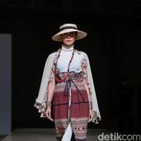 Hari pertama gelaran Jogja Fashion Week 2022 menampilkan koleksi berdasarkan lokasi wisata yang ada di Indonesia. Desainer Dewi Roesdi, Melati Soedarwo dan Neni R. Mandalika mengusung tema Likupang pada koleksinya. Sedangkan desainer Phillip, Lia Mustafa dan Lanny Amborowati mengangkat tema wilayah Mandalika. Foto: Ajiwara Photography.
