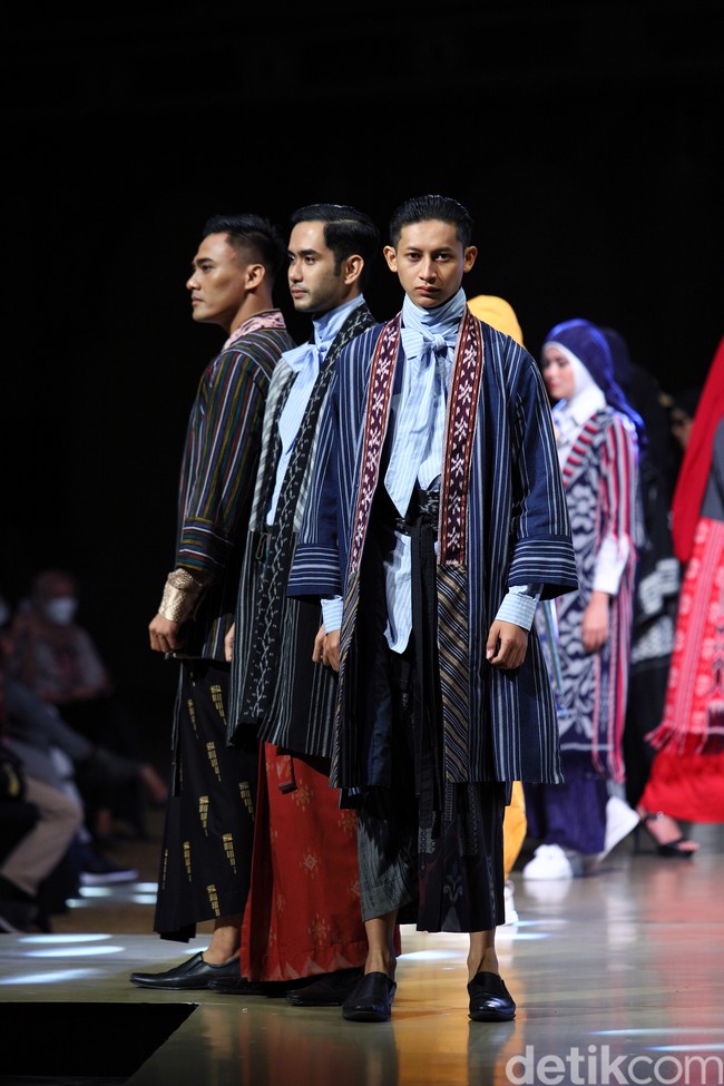 Jogja Fashion Week diikuti oleh 145 desainer dari berbagai daerah Indonesia di antaranya Riau, Jambi, Lampung, Jakarta, Bandung, Sumedang, Kebumen, Purworejo, Magelang, Kudus, Pati, Semarang, Jepara,Solo, Sragen, Yogyakarta, Surabaya, Malang, Sidoarjo, Mojokerto, Bojonegoro, Malang, Kalimatan Timur, Kalimantan selatan, dan lain-lain. Foto: Ajiwara Photography.