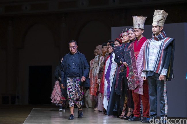 Rangkaian acara Jogja Fashion Week 2022 digelar pada 19-21 Agustus 2022 di Kamala Grand Ballroom Sleman City Hall, Yogyakarta. Pada 2022 ini, Jogja Fashion Week yang diinisiasi oleh Indonesian Fashion Chamber Yogyakarta mengusung tema Panca Kartika. Foto: Ajiwara Photography.