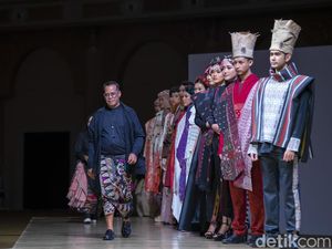 10 Koleksi Etnik Khas Borobudur Hingga Mandalika di Jogja Fashion Week 2022