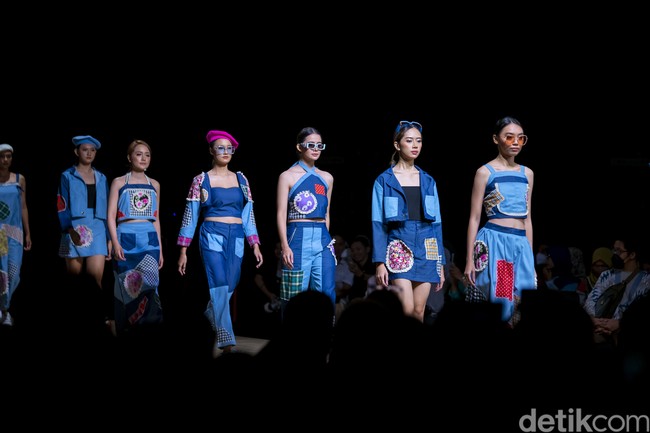 Jogja Fashion Week 2022 dengan tema Karya Wastra Bhineka juga digelar di Jogja Expo Center. Ada 79 peserta yang terdiri dari IKM Fashion, anggota asosiasi IFC chapter Jogja dan APPMI DIY.  Foto: Ajiwara Photography.