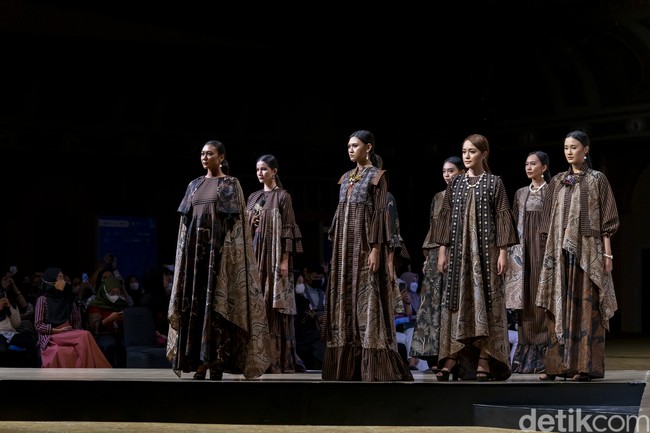 Model yang terlibat dalam rangkaian acara Yogya Fashion Week 2022 datang dari berbagai daerah di Pulau Jawa dan Bali yaitu: Yogyakarta, Solo, Jakarta, Bandung, Sumedang, Cirebon, Semarang, Magelang, Surabaya, Jember, dan Bali. Foto: Ajiwara Photography.