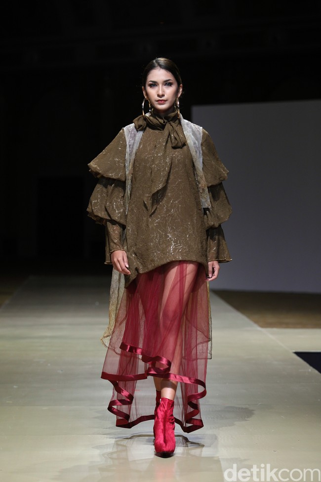 Dalam sambutannya terkait Jogja Fashion Week 2022, Menteri Parekraf RI Sandiaga Uno mengatakan pelaku ekonomi kreatif bisa menggerakan ekonomi Indonesia di masa pandemi. Industri fashion yang kini memakai market place yang tidak membutuhkan transaksi tatap muka dan memberikan jangkauan yang lebih luas. Mari bangga buatan Indonesia,ucap Menteri Parekraf RI, Sandiaga Uno. Foto: Ajiwara Photography.