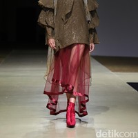 Dalam sambutannya terkait Jogja Fashion Week 2022, Menteri Parekraf RI Sandiaga Uno mengatakan pelaku ekonomi kreatif bisa menggerakan ekonomi Indonesia di masa pandemi. Industri fashion yang kini memakai market place yang tidak membutuhkan transaksi tatap muka dan memberikan jangkauan yang lebih luas. Mari bangga buatan Indonesia,ucap Menteri Parekraf RI, Sandiaga Uno. Foto: Ajiwara Photography.