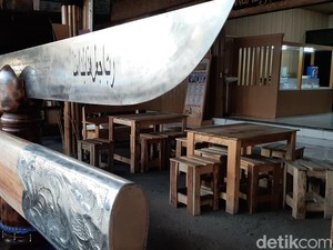 Golok Raksasa 7 Meter Berat 700 Kilogram, Hadiah HUT RI ke-77 dari Karawang