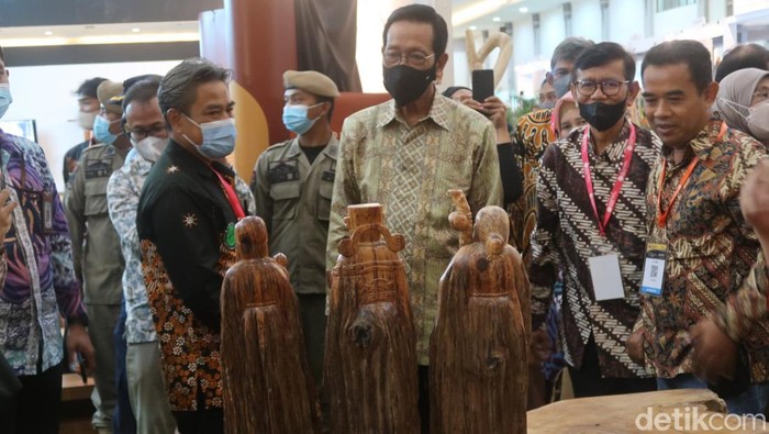 Gubernur DIY Sri Sultan Hamengku Buwono (HB) X di Jogja International Furniture & Craft Fair Indonesia (JIFFINA) 2022 di Jogja Expo Center (JEC), Sabtu (20/8/2022).