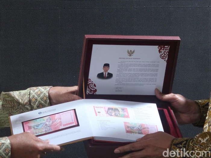 Gubernur DIY Sri Sultan HB X saat menerima tujuh pecahan uang tahun emisi 2022 dengan nomor seri khusus dari Kantor Perwakilan BI DIY di JEC, Bantul, Sabtu (20/8/2022).