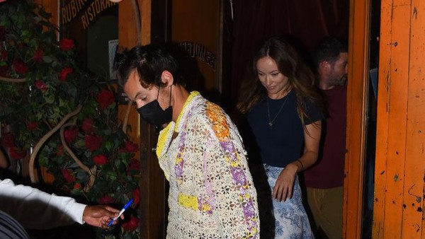 7 Gaya Harry Styles Pakai Kemeja Transparan saat Kencan dengan Olivia Wilde
