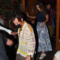 Sementara itu Olivia Wilde tampil simpel dan casual dengan T-shirt navy dan rok panjang Dior berwarna senada. Kesan sporty hadir lewat sneakers adidas yang dikenakannya. Foto: GC Images/Gotham