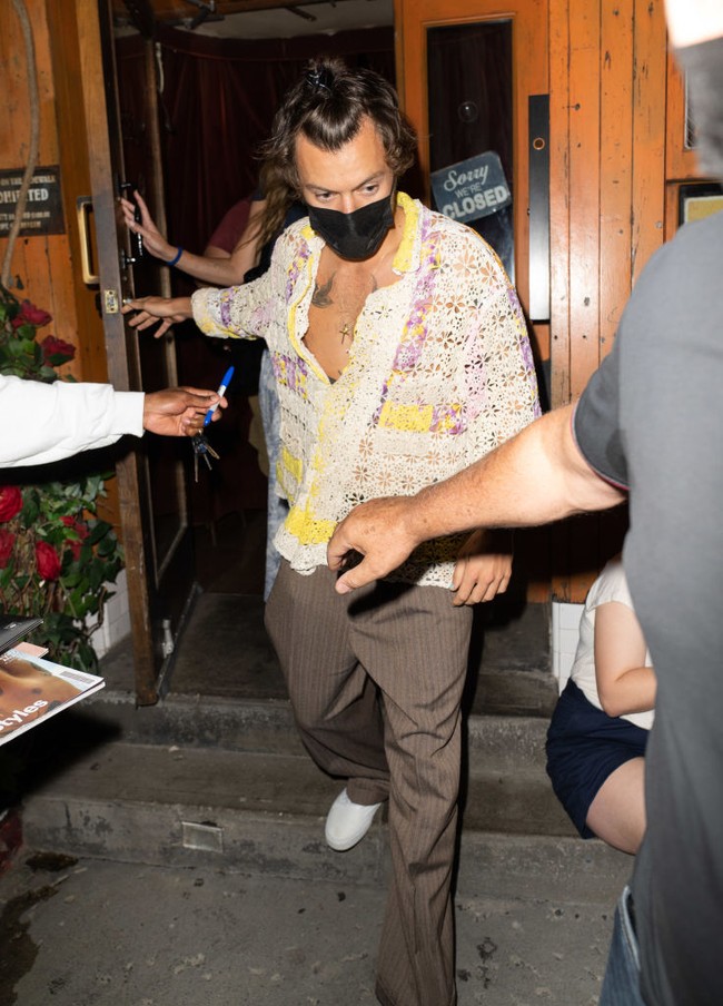 Musisi asal Inggris ini bergaya bohemian dengan kemeja rajut transparan motif bunga. Ia membiarkan tubuhnya terekspos tanpa kaus maupun baju dalaman. Foto: GC Images/Gotham