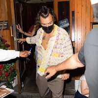 Musisi asal Inggris ini bergaya bohemian dengan kemeja rajut transparan motif bunga. Ia membiarkan tubuhnya terekspos tanpa kaus maupun baju dalaman. Foto: GC Images/Gotham