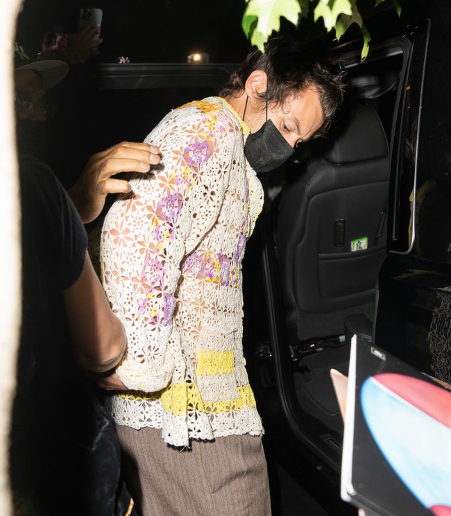 Gaya nyentrik Harry Styles mendapat pujian dari netizen. Bahkan salah seorang fans ingin punya kemeja rajut seperti milik idolanya itu. Foto: GC Images/Gotham