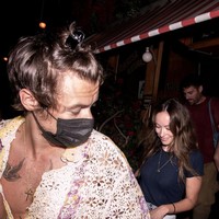 Harry Styles berada di New York City untuk mempersiapkan pertunjukan musik rutinnya di Madison Square Garden, Manhattan. Penyanyi sekaligus penulis lagu ini dijadwalkan tampil selama 15 hari. Foto: GC Images/Gotham