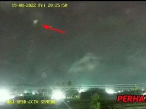 Heboh Penampakan Cahaya Aneh di Gunung Semeru