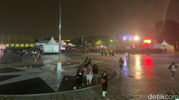 Hujan mengguyur arena Gebyar Pesta Rakyat Sumut (Kartika/detikSumut)