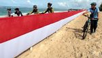 HUT RI, Bendera 100 Meter Dibentangkan di Pulau Kapuk