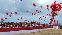 Peserta gowes juga melepaskan balon merah putih di pantai wisata Pulau Kapuk, Lhoknga, Aceh Besar, Aceh.