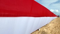 Bendera merah putih sepanjang 100 meter dibentangkan di pantai wisata Pulau Kapuk, Lhoknga, Aceh, Sabtu (20/8/2022).