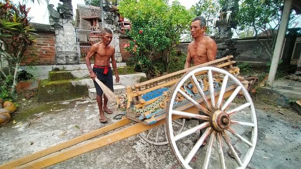 I Wayan Sampun (70), mempersiapkan cikar serta aksesori lain untuk tradisi makepung di Desa Manistutu, Kecamatan Melaya, Kabupaten Jembrana Bali, Sabtu (20/8/2022).
