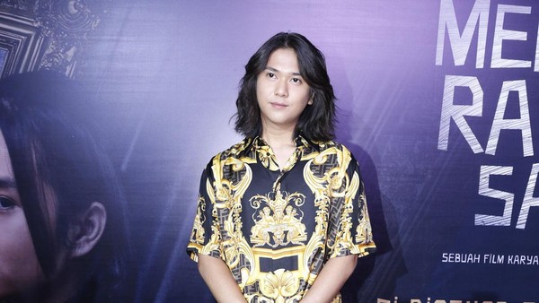 7 Potret Terbaru Iqbaal Ramadhan yang Rambutnya Jadi Sorotan