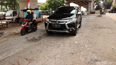 Jalan Penghubung Jakarta-Bekasi Rusak
