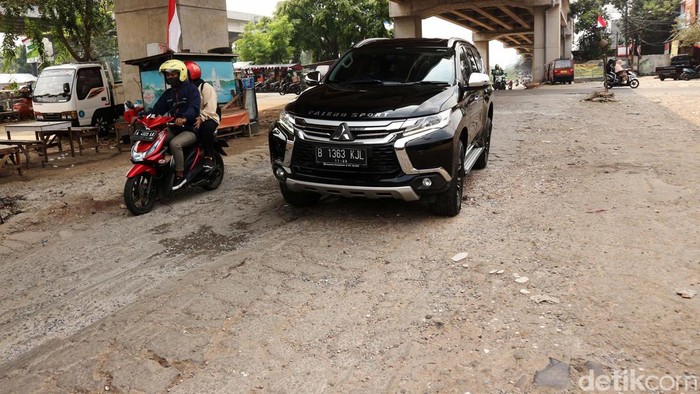 Jalan Penghubung Jakarta-Bekasi Rusak Pengendaran melintasi jalan rusak di KH Noer Ali, Sumber Artha, Kompek Depkes, Kalimalang Sisi Selatan, Kota Bekasi Jawa Barat, Sabtu (20/8/2022). Jalan sepanjang 100 meter disisi selatan kalimalang ini kondisinya rusak dan belum ada perbaikan beberapa bulan terakhir. Jalan ini menjadi jalan penguhubung Bekasi dan Jakarta yang setiap harinya dilalui ribuan kendaraan.