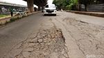 Jalan Penghubung Jakarta-Bekasi Rusak