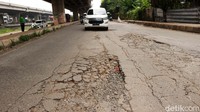 Pengendara diharapkan berhati-hati saat melintas di jalan rusak tersebut.