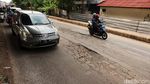 Jalan Penghubung Jakarta-Bekasi Rusak