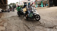 Jalan sepanjang 100 meter di sisi selatan Kalimalang ini kondisinya rusak.