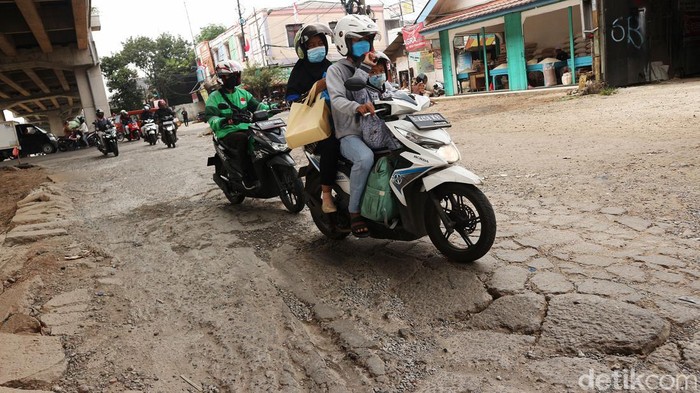 Pengendaran melintasi jalan rusak di KH Noer Ali, Sumber Artha, Kompek Depkes, Kalimalang Sisi Selatan, Kota Bekasi Jawa Barat, Sabtu (20/8/2022). Jalan sepanjang 100 meter disisi selatan kalimalang ini kondisinya rusak dan belum ada perbaikan beberapa bulan terakhir. Jalan ini menjadi jalan penguhubung Bekasi dan Jakarta yang setiap harinya dilalui ribuan kendaraan.