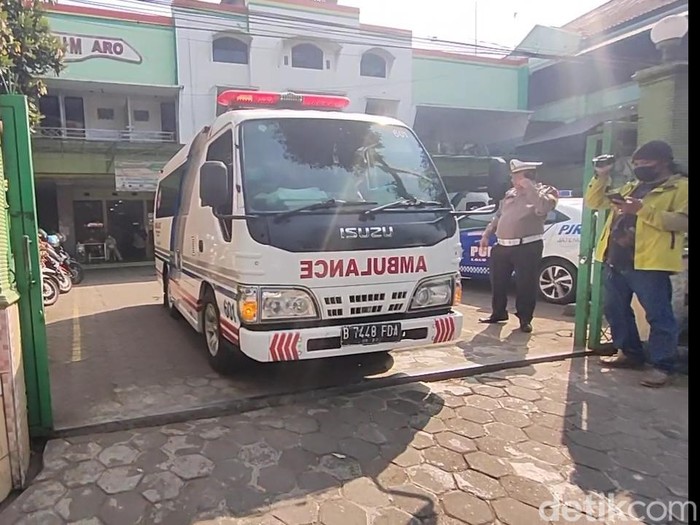 Jenazah ayah Wagub Jatim Emil Dardak, Achmad Hermanto Dardak, diberangkatkan dari RS Aro Kota Pekalongan Ke Jakarta, Sabtu (20/8/2022) pagi.