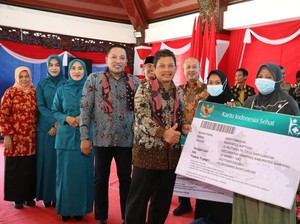 98% Warga Terlindungi JKN, Kabupaten Sampang Raih Penghargaan UHC
