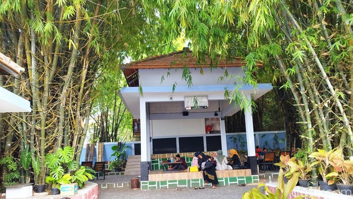Kafe bernuansa bambu di Gresik