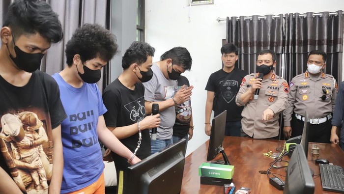 Kapolda Jateng Irjen Pol Ahmad Luthfi menanyai para tersangka judi online jaringan Kamboja yang digerebek di wilayah Purbalingga, Sabtu (20/8/2022) siang.