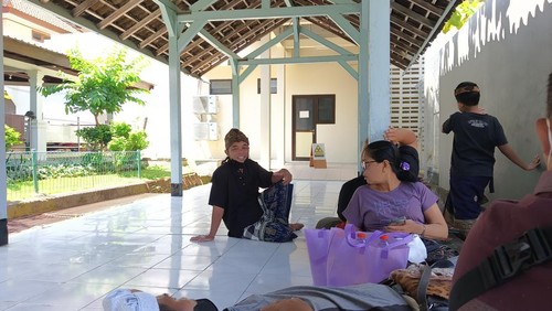 Keluarga I Gusti Ngurah Pradita, korban ledakan gas saat ngaben massal di Belega Gianyar saat menunggu di RSUP Prof Ngoerah, Denpasar, Sabtu (20/8/2022)