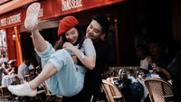 Begini kenangan Karen dan Boy William saat jalan-jalan ke luar negeri bareng. Mereka berpose di depan sebuah brasserie di Prancis.