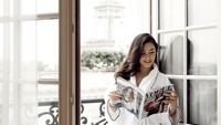 Masih menggunakan bathrobe saat menginap di sebuah hotel di Paris, begini gaya Karen membaca majalah. Di hadapannya sudah tersaji teh hangat dan croissant! 