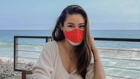 Meski sedang liburan dan kulineran di Malibu, Karen tetap ingat Indonesia nih! Sebelum makan, ia pamer momen foto dengan masker merah putih berlambang burung garuda.