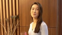 Karen termasuk orang yang gemar makan makanan sehat. Ia membuat smoothies buah naga dengan campuran susu. Yummy!