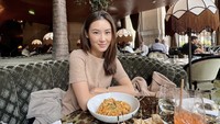 Pemilik 457 ribu followers Instagram ini tengah menikmati brunch di Paris. Tampak ia memesan banyak menu, termasuk pasta dan sandwich.