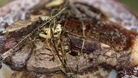 Dalam Instagram story hari ini (20/8), Karen memamerkan momen traveling dan kulineran. Ia baru saja masak T-bone steak. Kira-kira enak nggak ya?