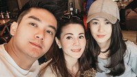 Rayakan ulang tahun sang ibu pada tahun 2019, Karen Vandela juga ditemani Boy William. Mereka berikan kejutan kue cantik! 