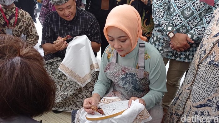 Ketua Dekranasda Atalia Praratya mencoba melukis batik di acara peresmian rumah belajar batik Tasikmalaya.