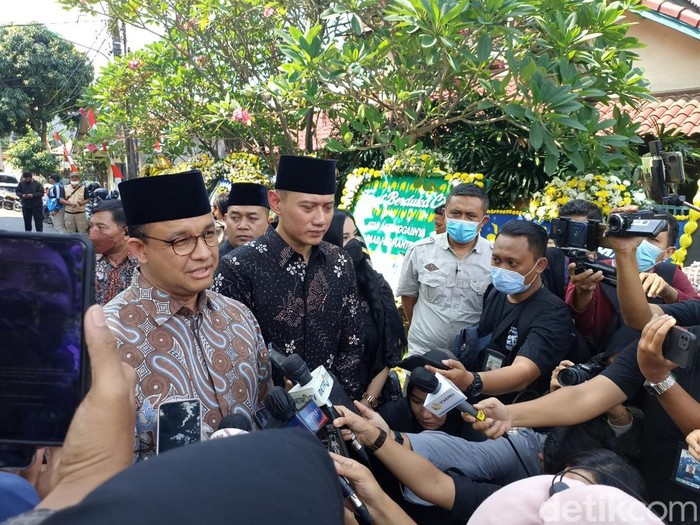 Ketum Demokrat Agus Harimurti Yudhoyono (AHY) dan Gubernur DKI Jakarta Anies baswedan melayat ke rumah duka Hermanto Dardak, ayah Wagub Jatim Emil Dardak. (Wildan Noviansah/detikcom)