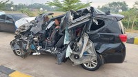 Detik-detik Mobil Ditumpangi Ayah Emil Dardak Tabrak Truk di Tol Pemalang