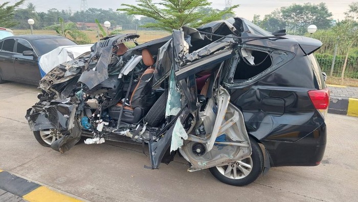 Kondisi mobil Innova yang ditumpangi ayah Wakil Gubernur Jatim setelah kecelakaan di jalan tol Semarang-Batang, Sabtu (20/8/2022) pagi.