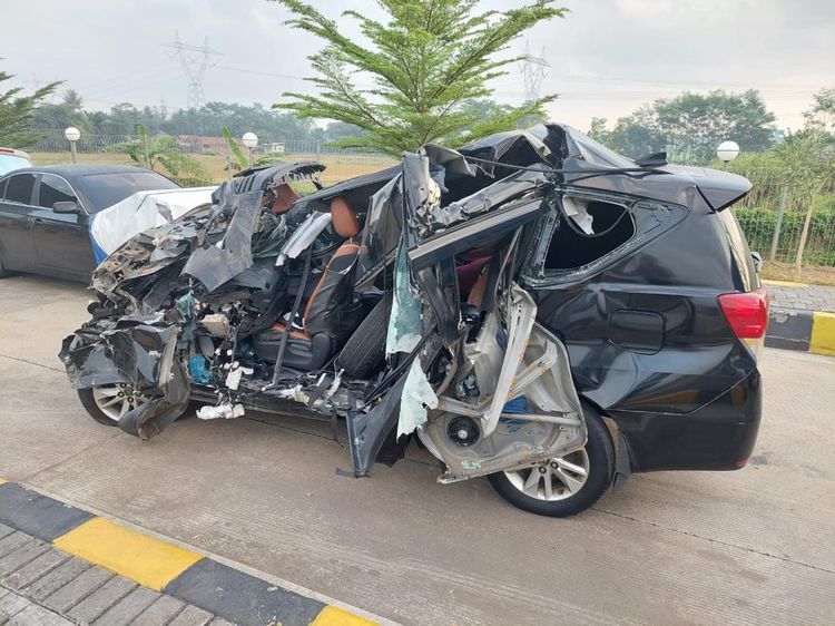 Begini Kondisi Mobil Ayah Emil Dardak dan Truk yang Kecelakaan di Tol