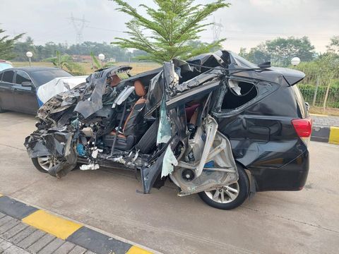 Kondisi mobil Innova yang ditumpangi ayah Wakil Gubernur Jatim setelah kecelakaan di jalan tol Semarang-Batang, Sabtu (20/8/2022) pagi.