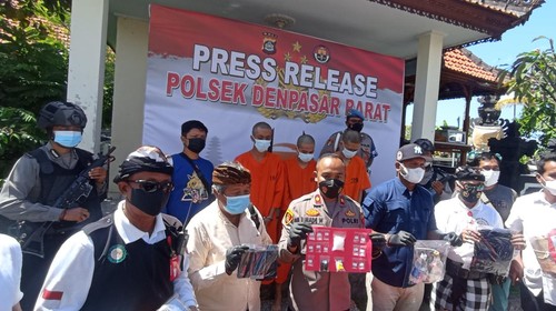 Konferensi pers Polsek Denpasar Barat terkait pengungkapan tiga remaja penjual es boba sebagai pemakai dan pengedar narkotika jenis sabu-sabu.